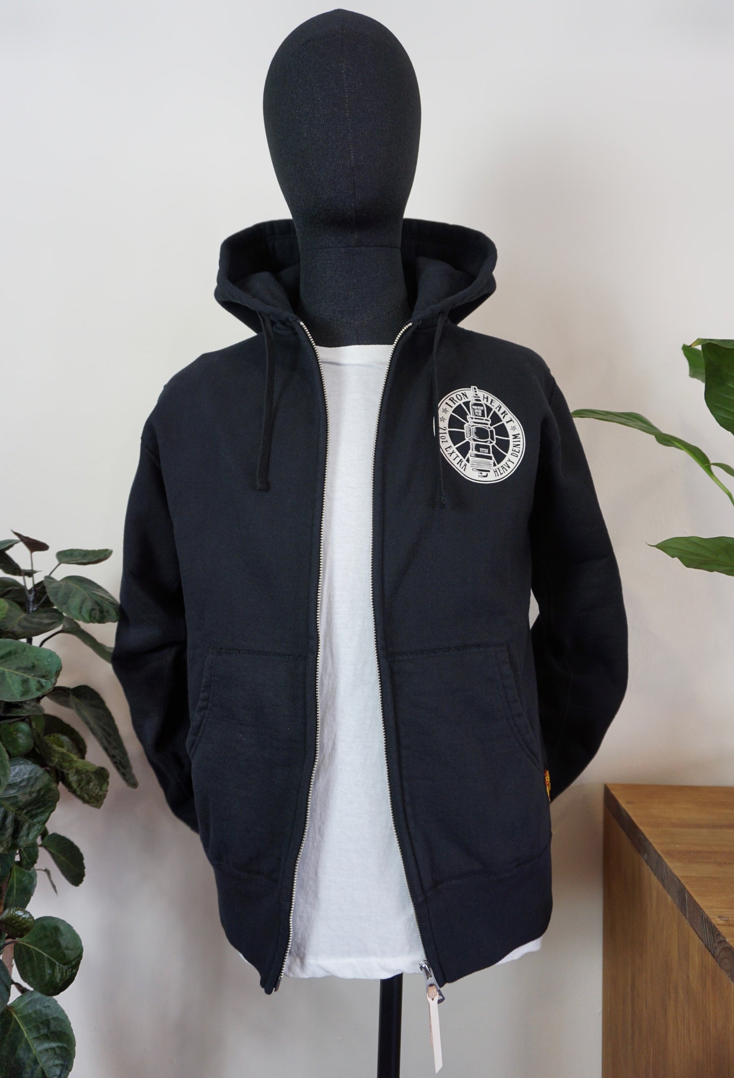 Sudadera con capucha estampada Iron Heart de 14 oz, ultra pesada y tejida en bucle – Negra